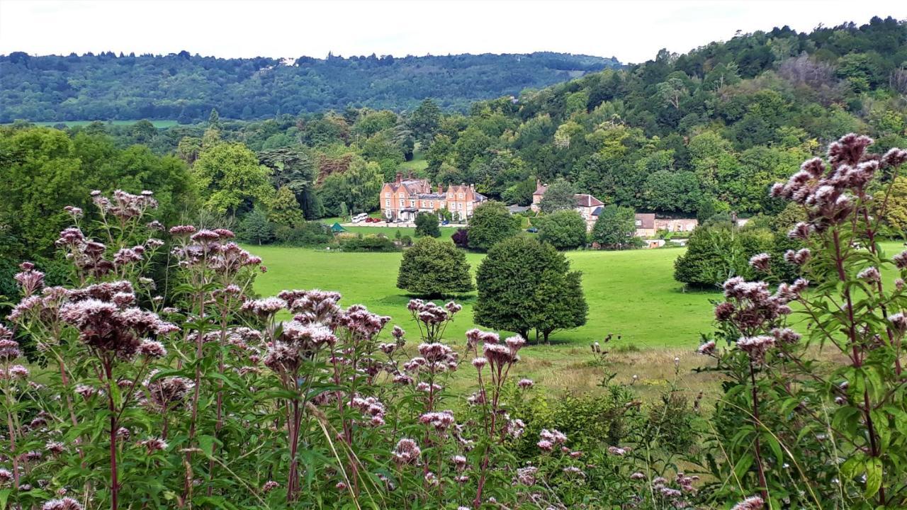 Fsc Juniper Hall Hostel Mickleham Bagian luar foto