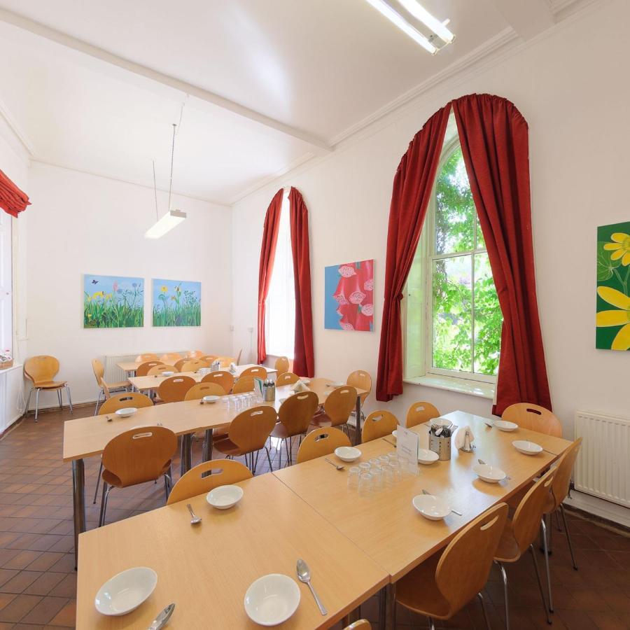 Fsc Juniper Hall Hostel Mickleham Bagian luar foto